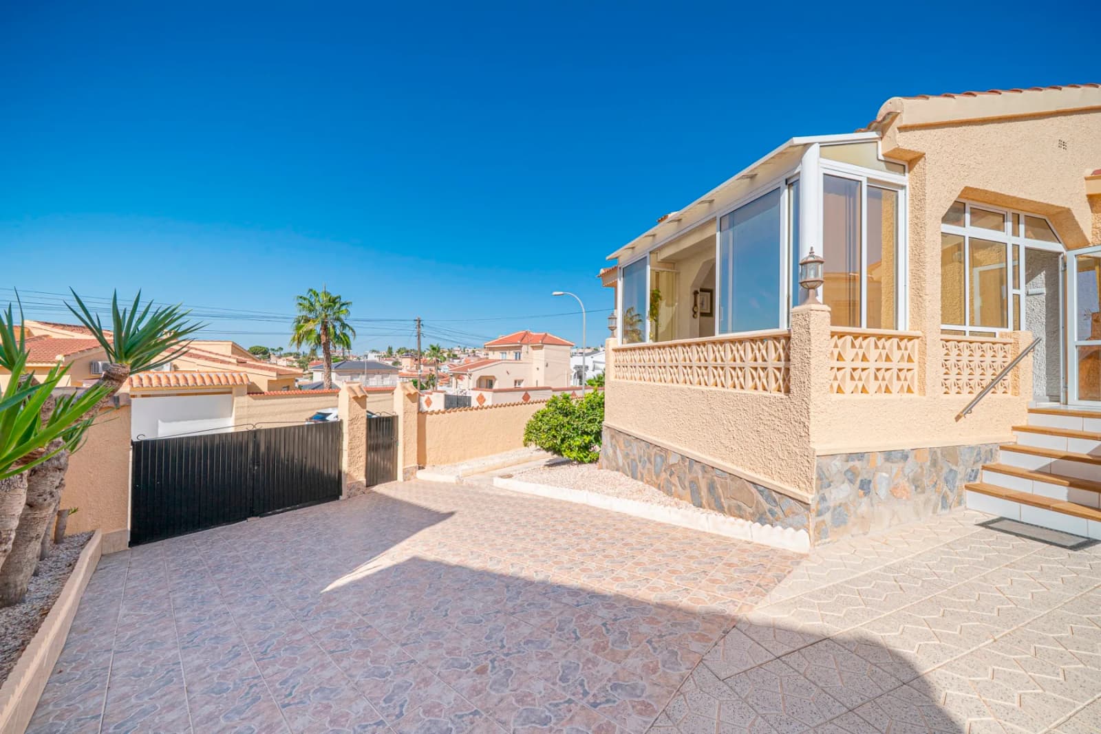 Villa de 5 dormitorios en venta en Ciudad Quesada - Rojales, Alicante - Image 3