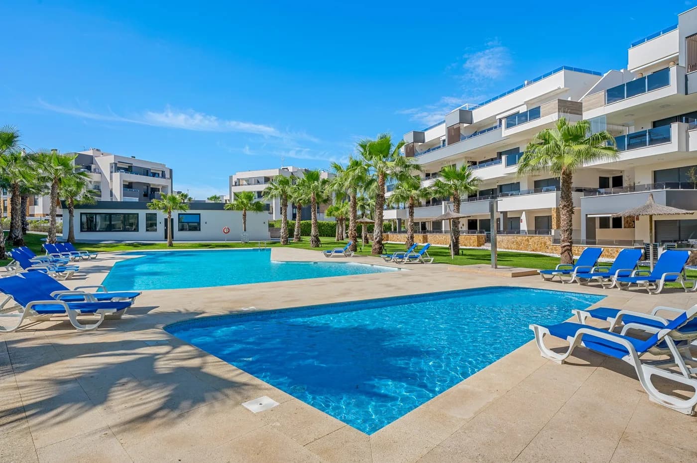 Apartment de 2 dormitorios en venta en Orihuela Costa, Alicante - Image 2