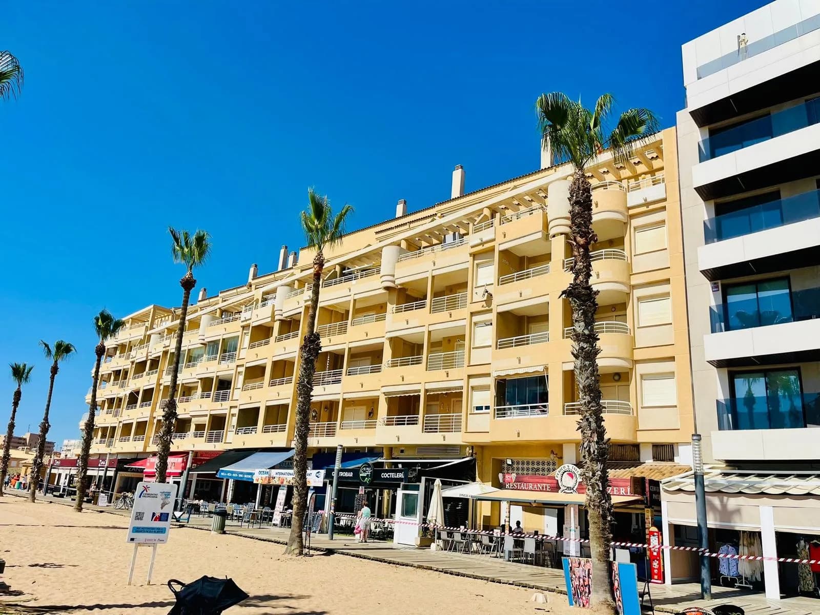 Apartment de 3 dormitorios en venta en Torrevieja, Alicante - Image 3