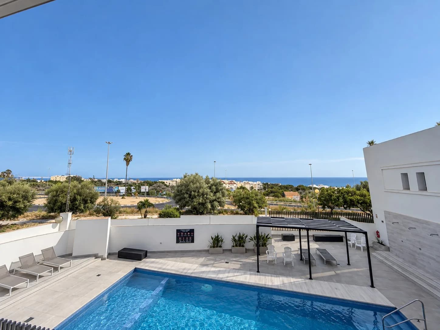 Apartment de 4 dormitorios en venta en Guardamar Del Segura, Alicante - Image 2
