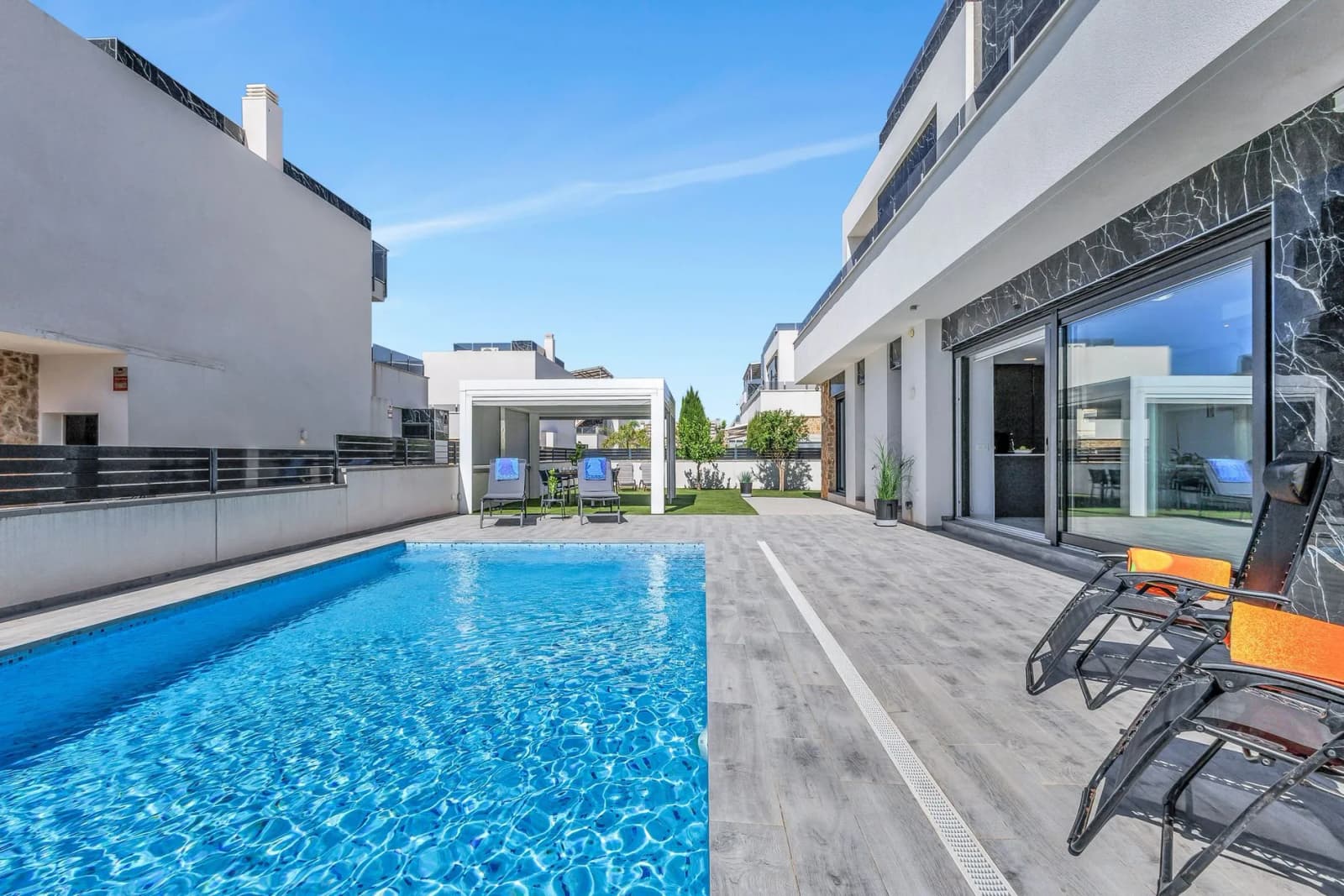Villa de 3 dormitorios en venta en Torrevieja, Costa Blanca - Image 2