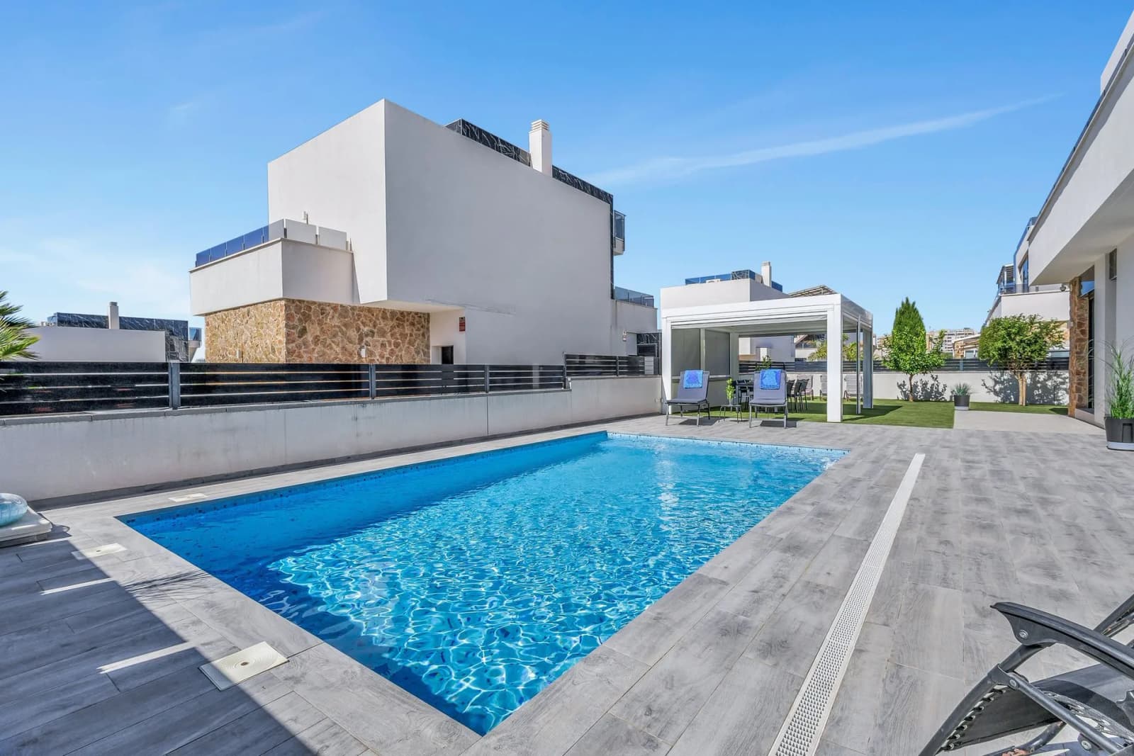 Villa de 3 dormitorios en venta en Torrevieja, Costa Blanca - Image 3