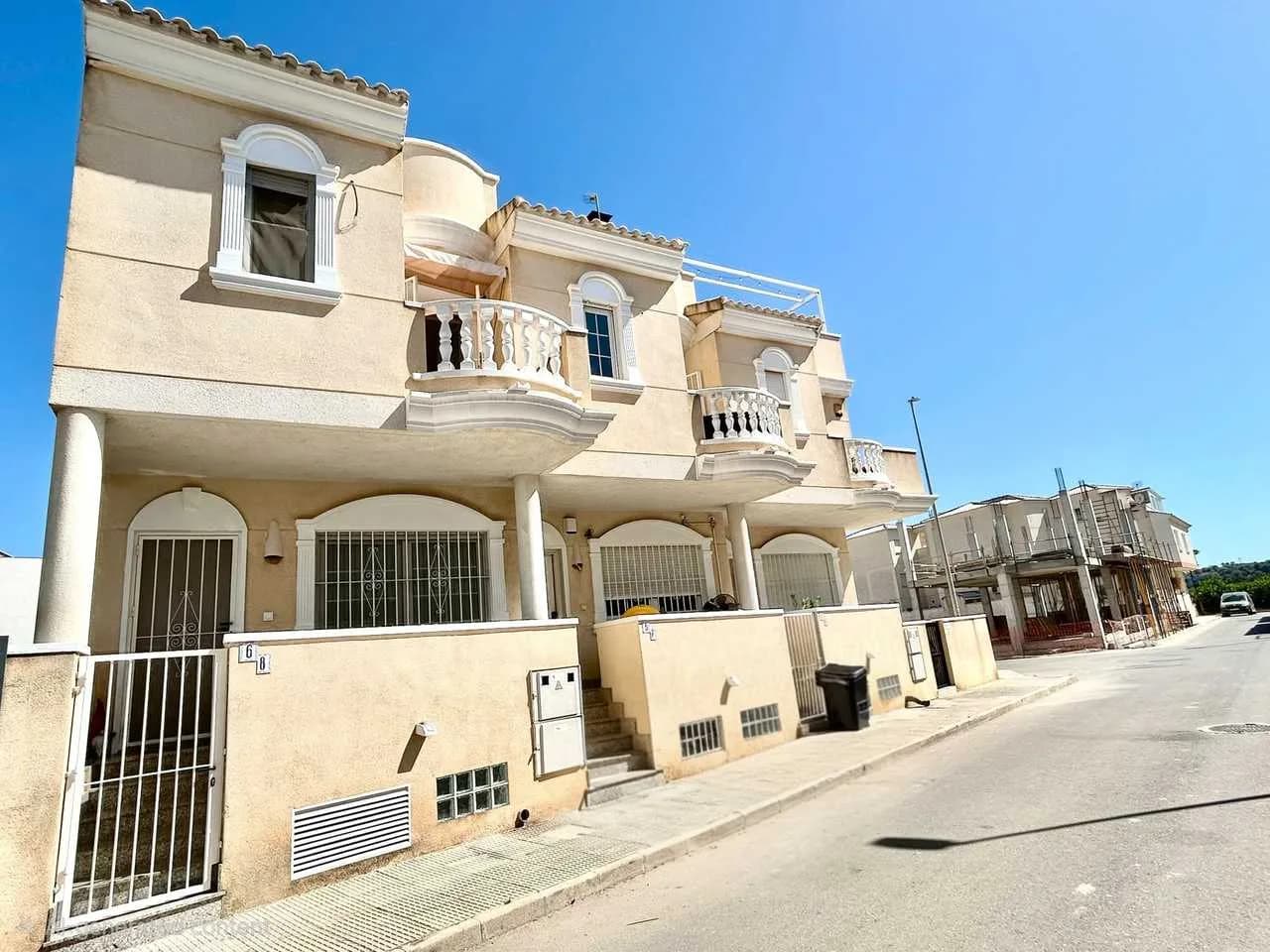 Townhouse de 4 dormitorios en venta en Heredades, Alicante