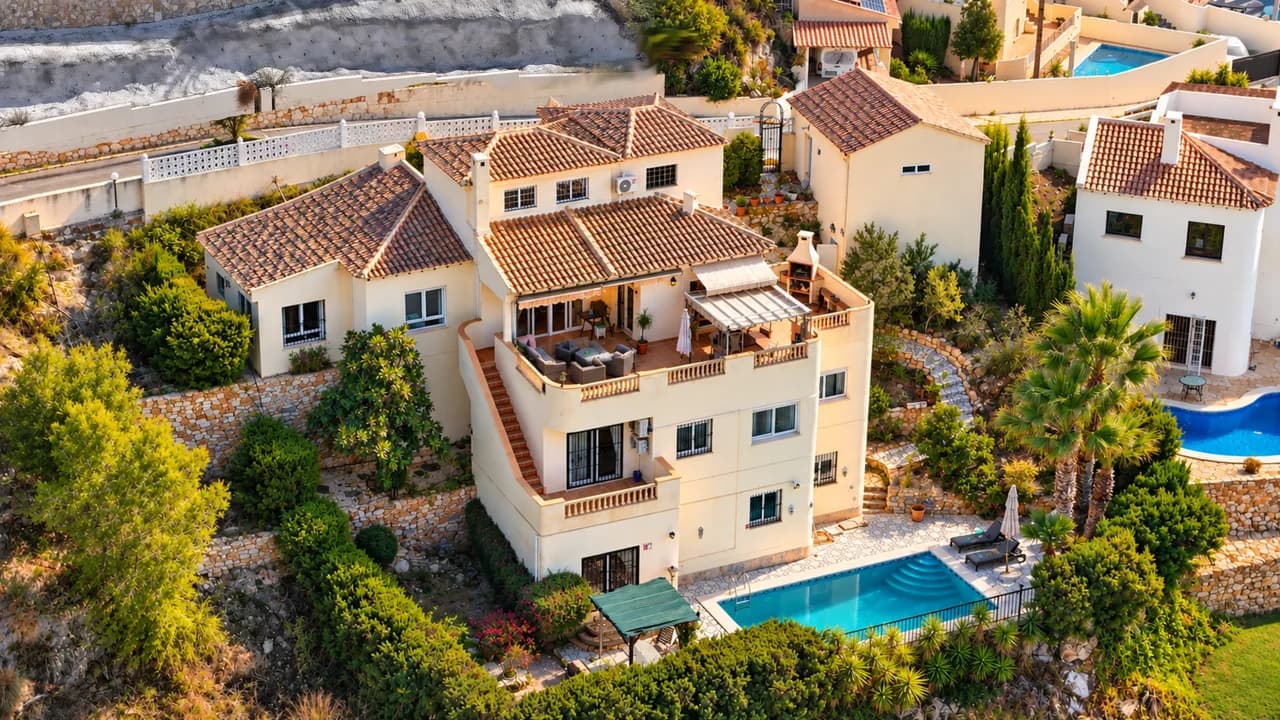 Villa de 5 dormitorios en venta en Villamartin, Alicante - Image 2