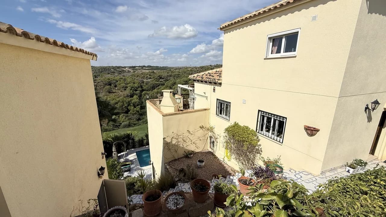 Villa de 5 dormitorios en venta en Villamartin, Alicante - Image 4