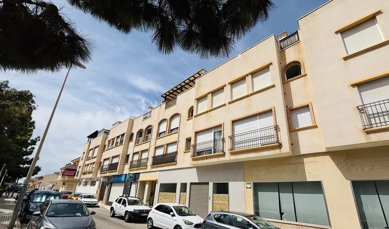 Apartment de 2 dormitorios en venta en Pilar de la Horadada, Alicante - Image 2