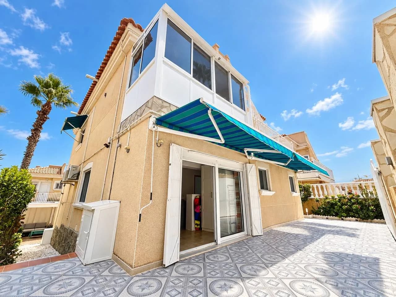 Villa de 5 dormitorios en venta en Villamartin, Alicante