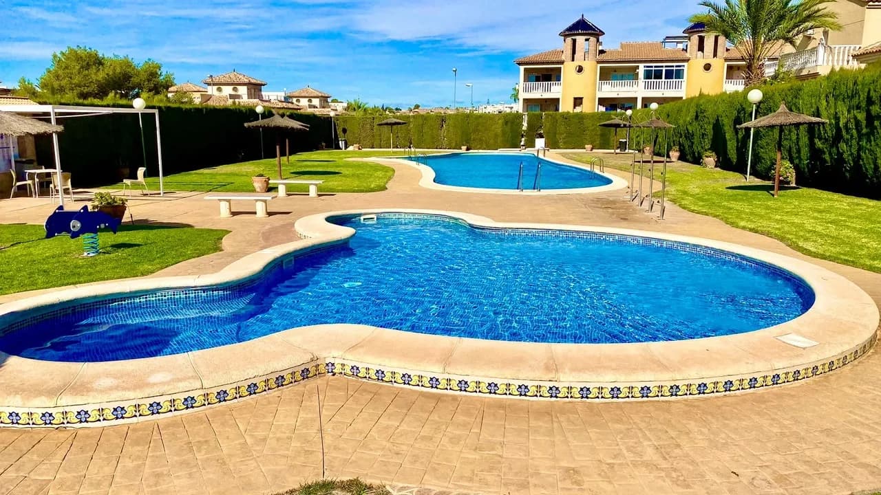 Villa de 5 dormitorios en venta en Villamartin, Alicante - Image 2