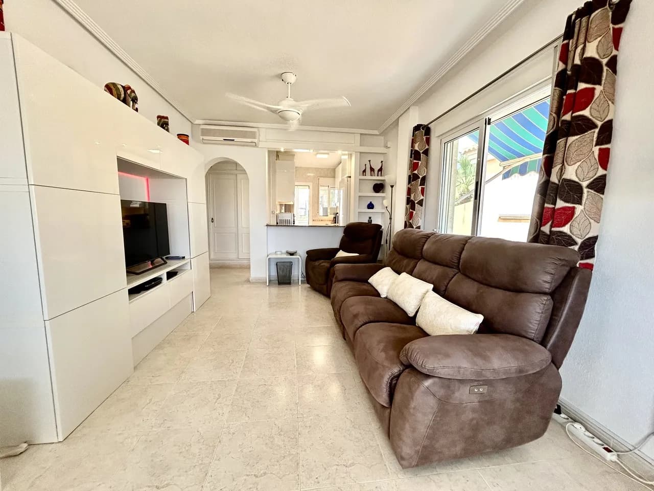 Villa de 5 dormitorios en venta en Villamartin, Alicante - Image 6