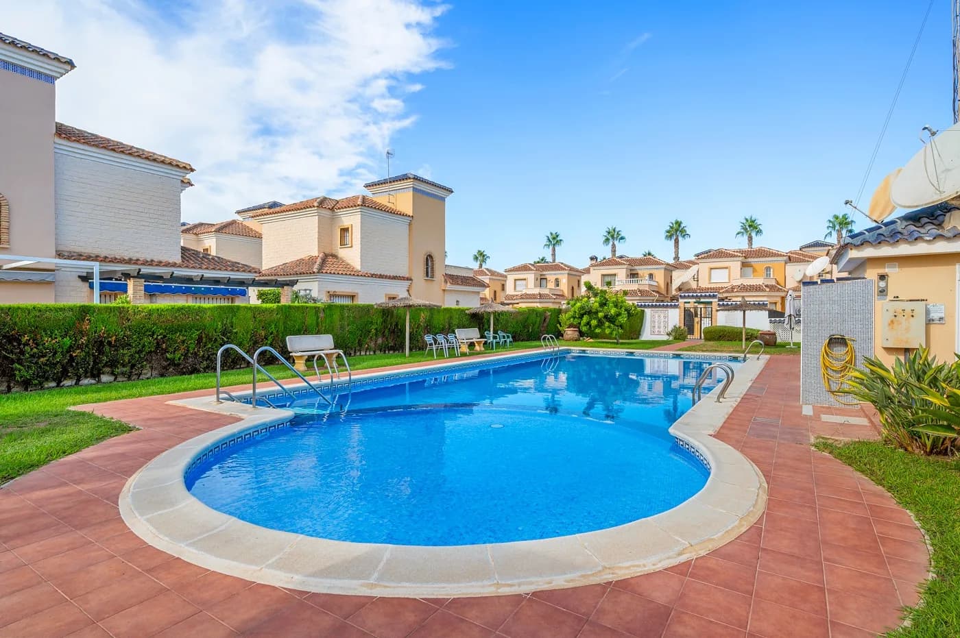 Villa de 3 dormitorios en venta en Guardamar del Segura, Alicante - Image 2
