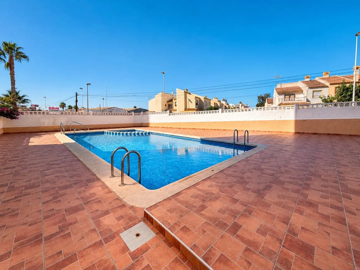 Apartment de 2 dormitorios en venta en Torrevieja, Alicante - Image 2