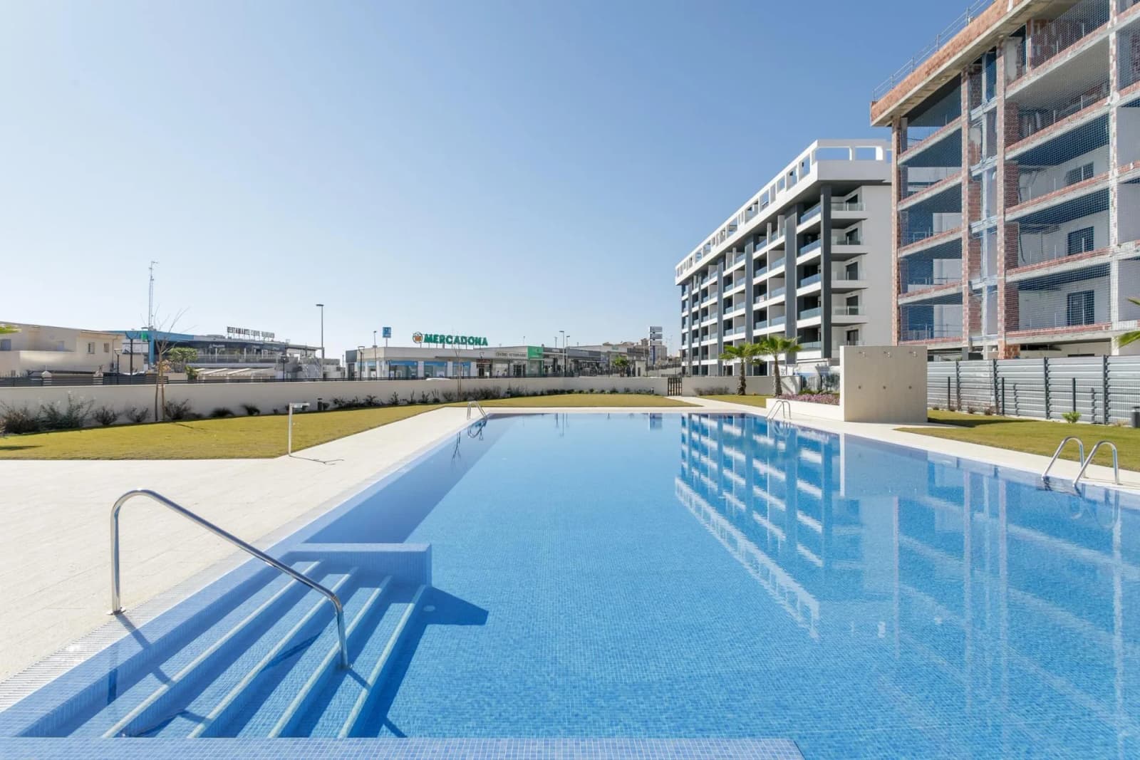Villa de 3 dormitorios en venta en Torrevieja, Alicante - Image 3