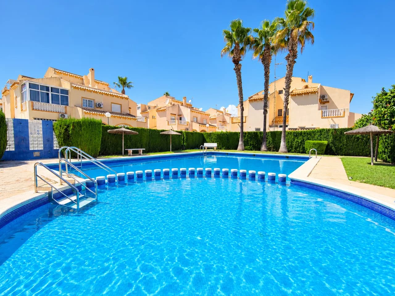 Townhouse de 2 dormitorios en venta en Playa Flamenca, Alicante - Image 2