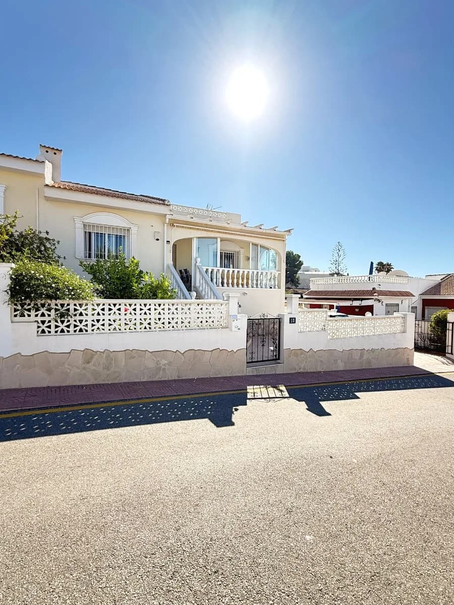 Bungalow de 2 dormitorios en venta en Ciudad Quesada, Alicante / Costa Blanca - Image 2