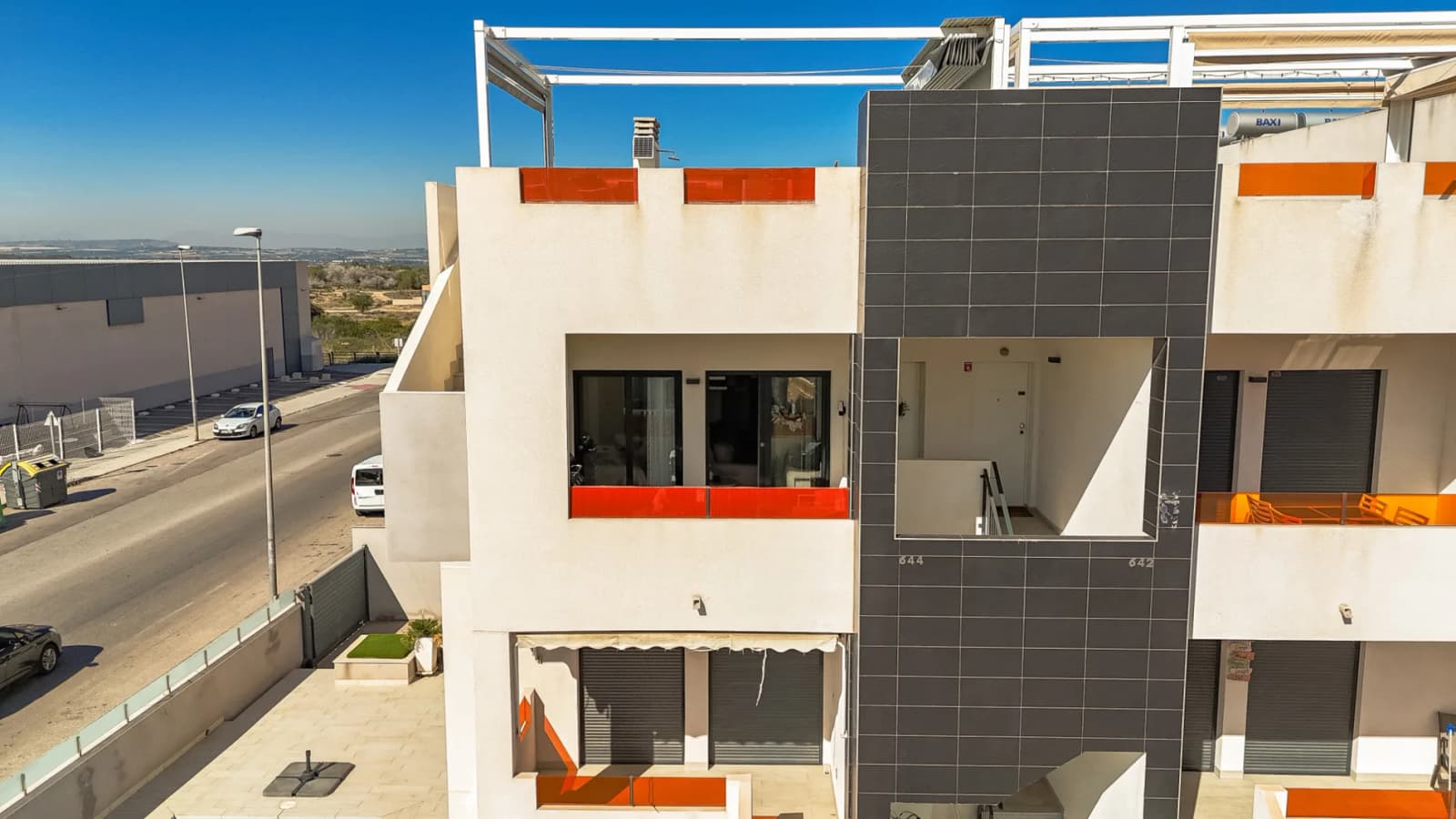 Bungalow de 2 dormitorios en venta en Los Altos, Alicante - Image 3