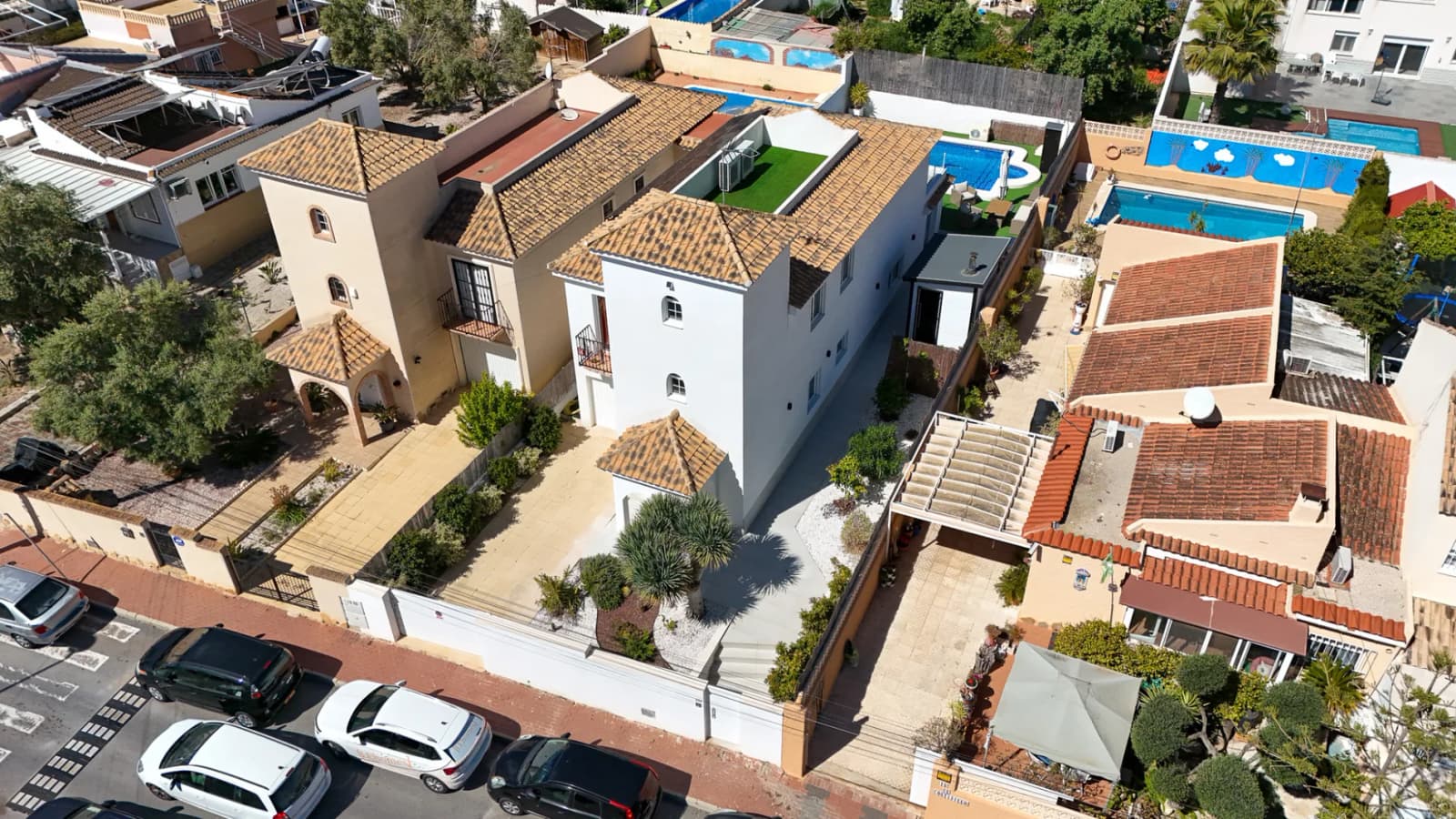 Villa de 4 dormitorios en venta en Los balcones, Alicante - Image 2