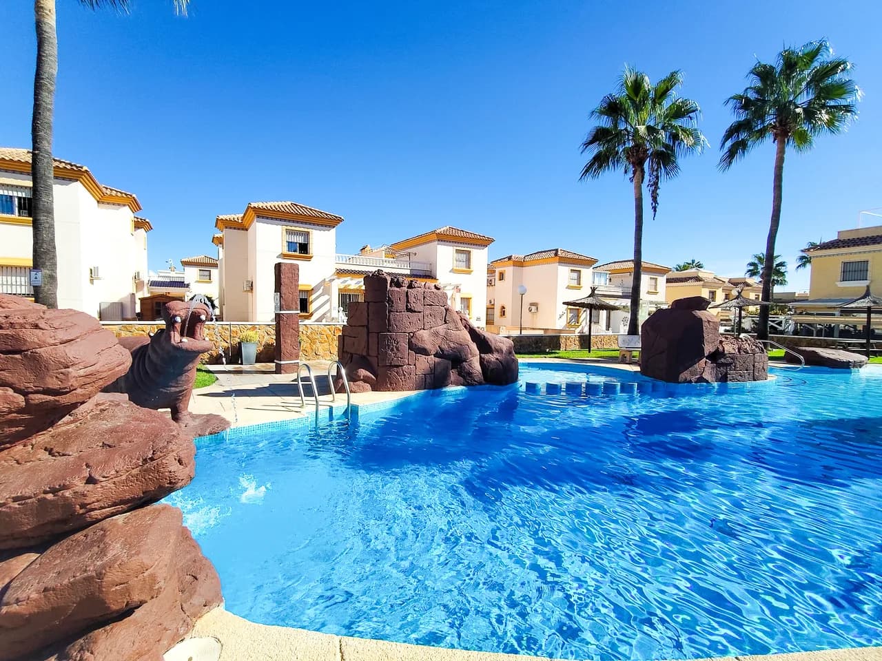 Apartment de 2 dormitorios en venta en Villamartin, Alicante - Image 2