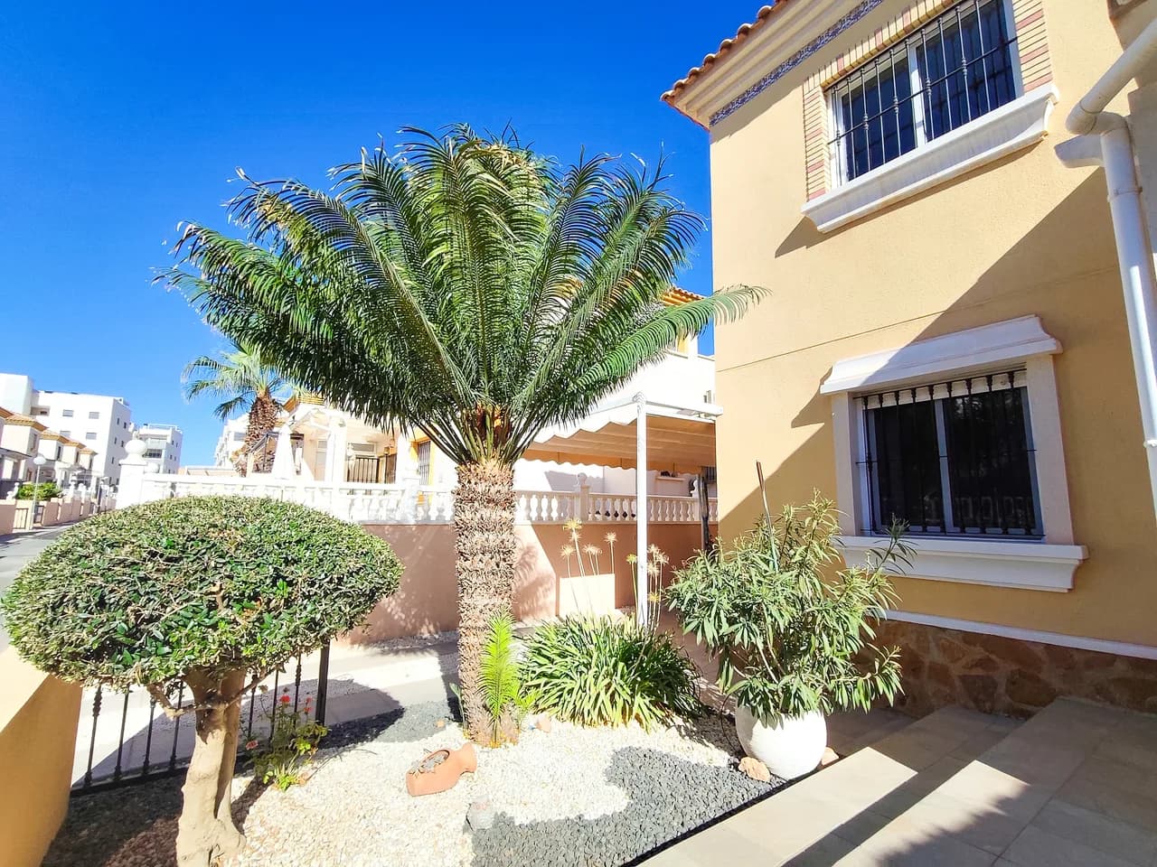 Apartment de 2 dormitorios en venta en Villamartin, Alicante - Image 3