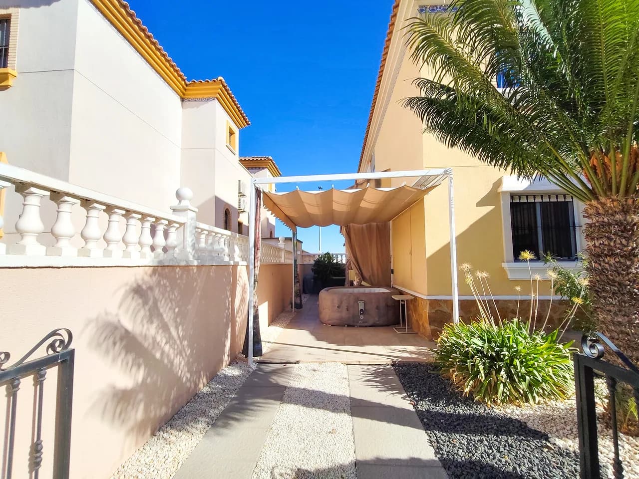 Apartment de 2 dormitorios en venta en Villamartin, Alicante - Image 4