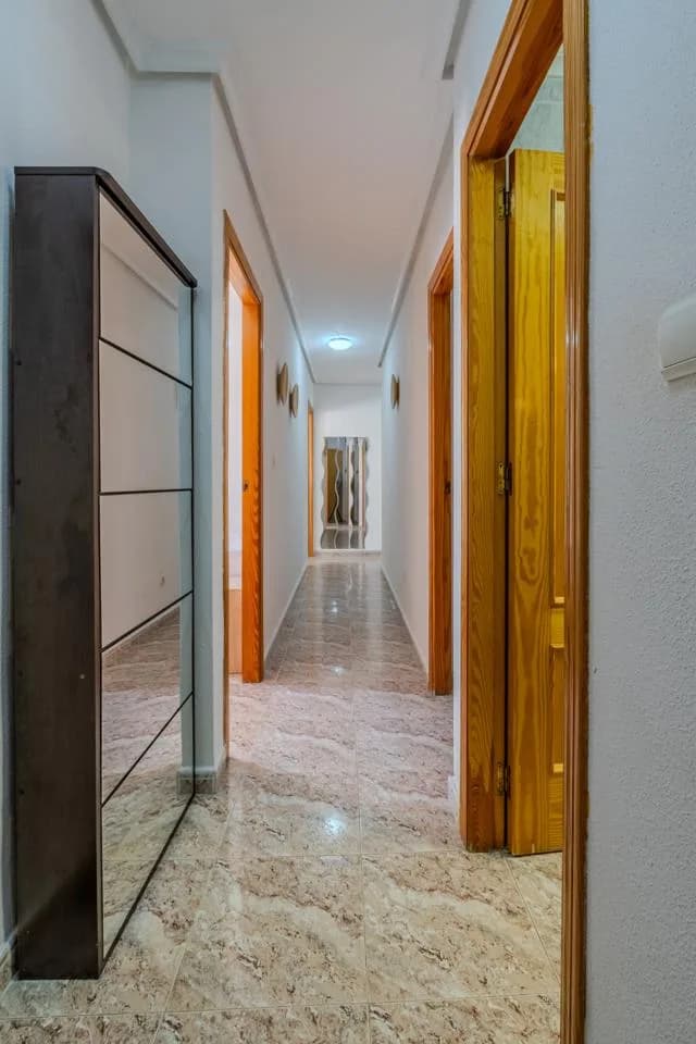Piso Amplio Y Listo Para Entrar A Vivir En Torrevieja - Image 3