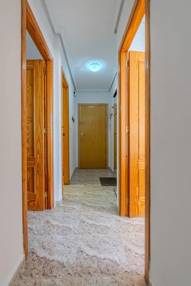 Piso Amplio Y Listo Para Entrar A Vivir En Torrevieja - Image 4