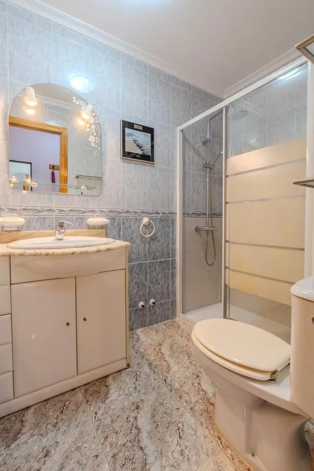 Piso Amplio Y Listo Para Entrar A Vivir En Torrevieja - Image 5