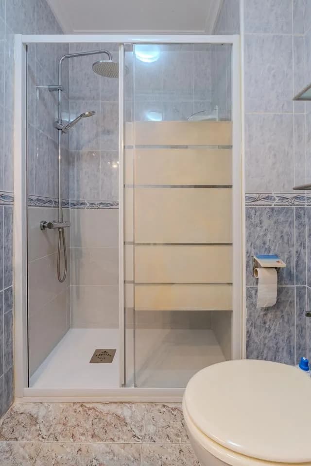 Piso Amplio Y Listo Para Entrar A Vivir En Torrevieja - Image 6