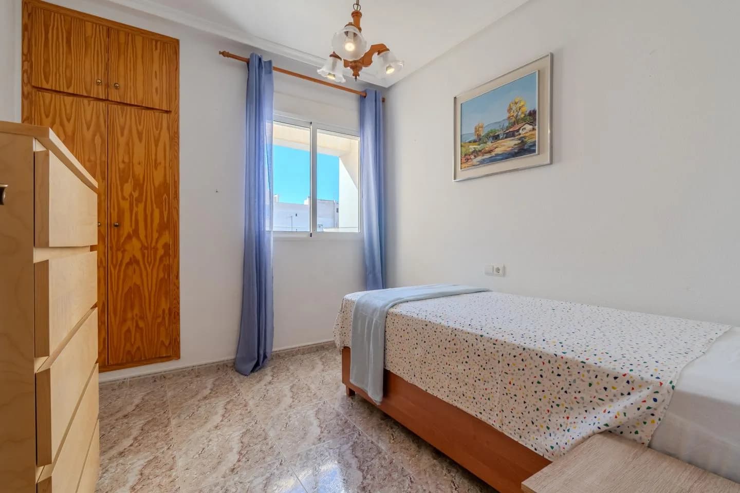 Piso Amplio Y Listo Para Entrar A Vivir En Torrevieja - Image 9