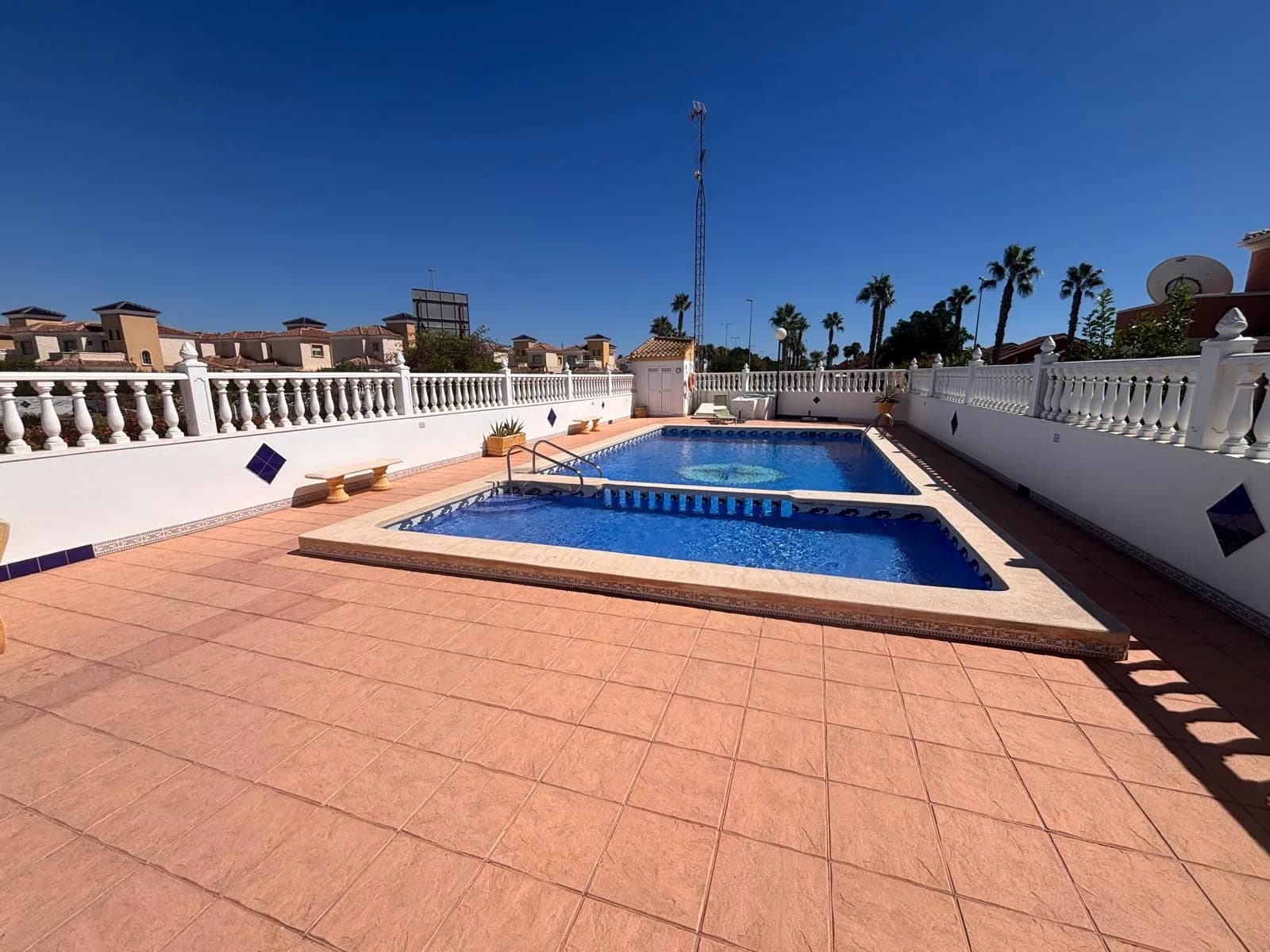 Detached Villa In El Campo - Image 2