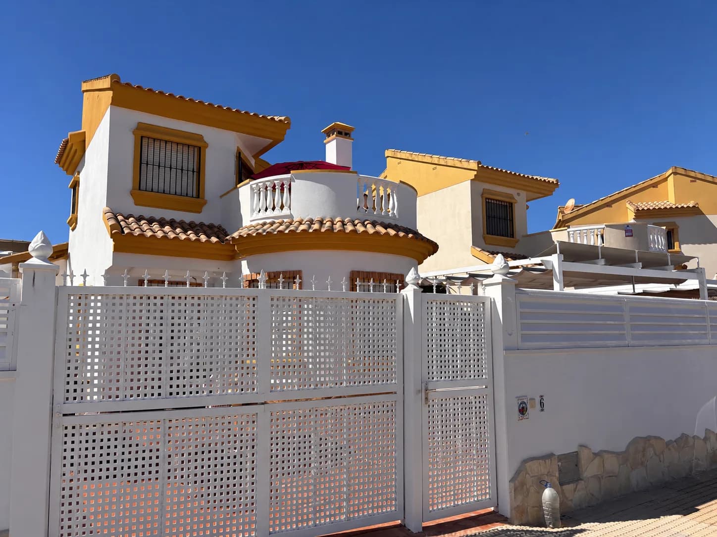 Detached Villa In El Campo - Image 4