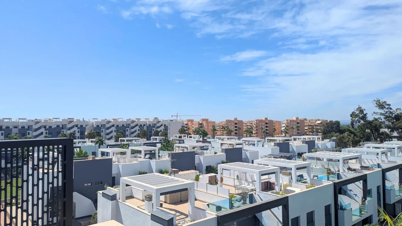 Penthouse In El Raso - Image 2