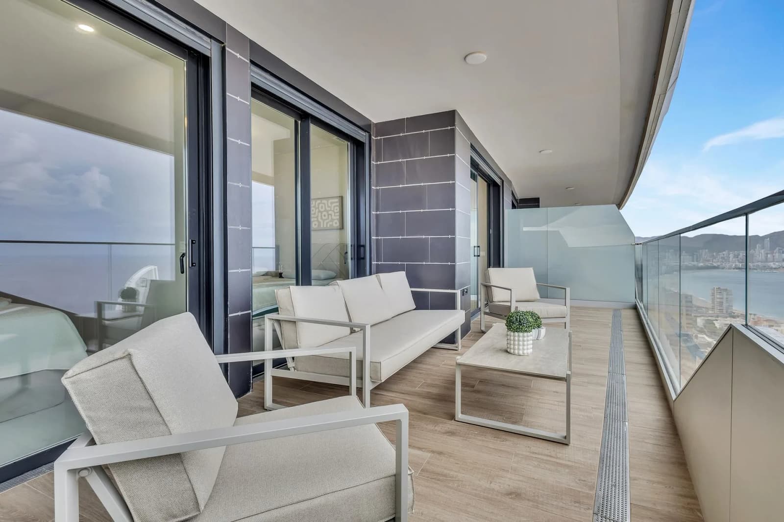 Apartment de 2 dormitorios en venta en Benidorm, Costa Blanca - Image 2