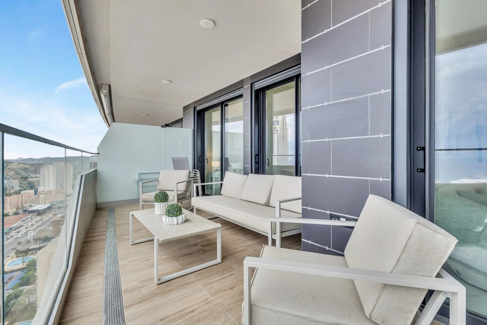 Apartment de 2 dormitorios en venta en Benidorm, Costa Blanca - Image 3