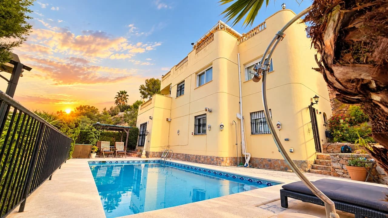 Villa de 5 dormitorios en venta en Dehesa de Campoamor, Alicante - Image 2