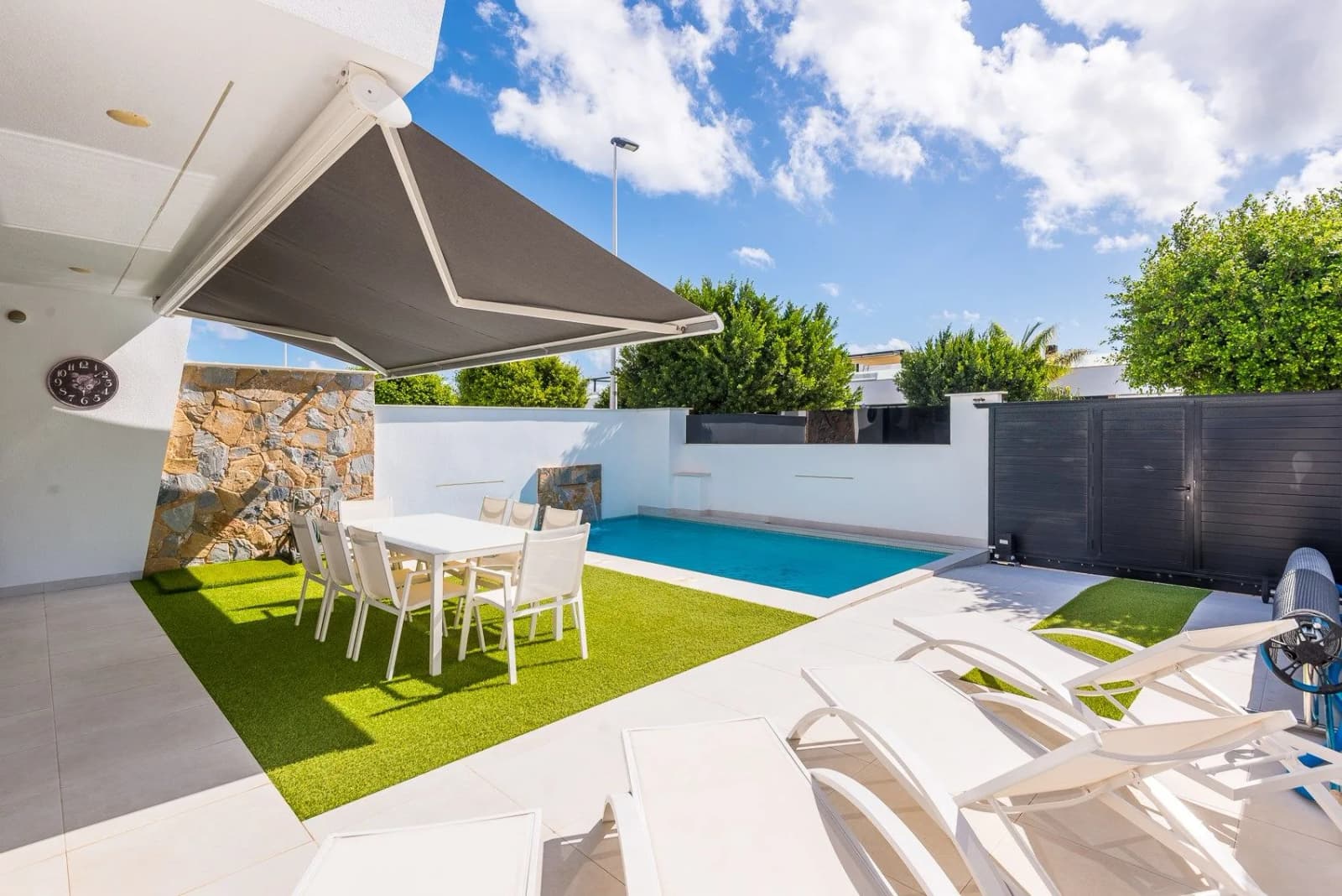Villa de 4 dormitorios en venta en San Pedro del Pinatar, Costa Cálida - Image 2