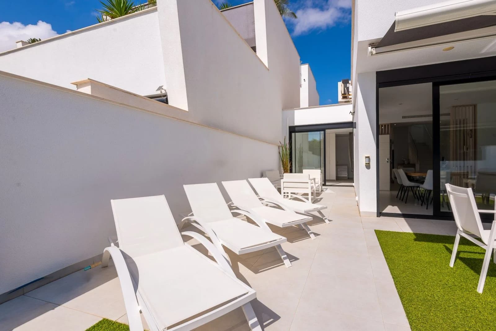 Villa de 4 dormitorios en venta en San Pedro del Pinatar, Costa Cálida - Image 4