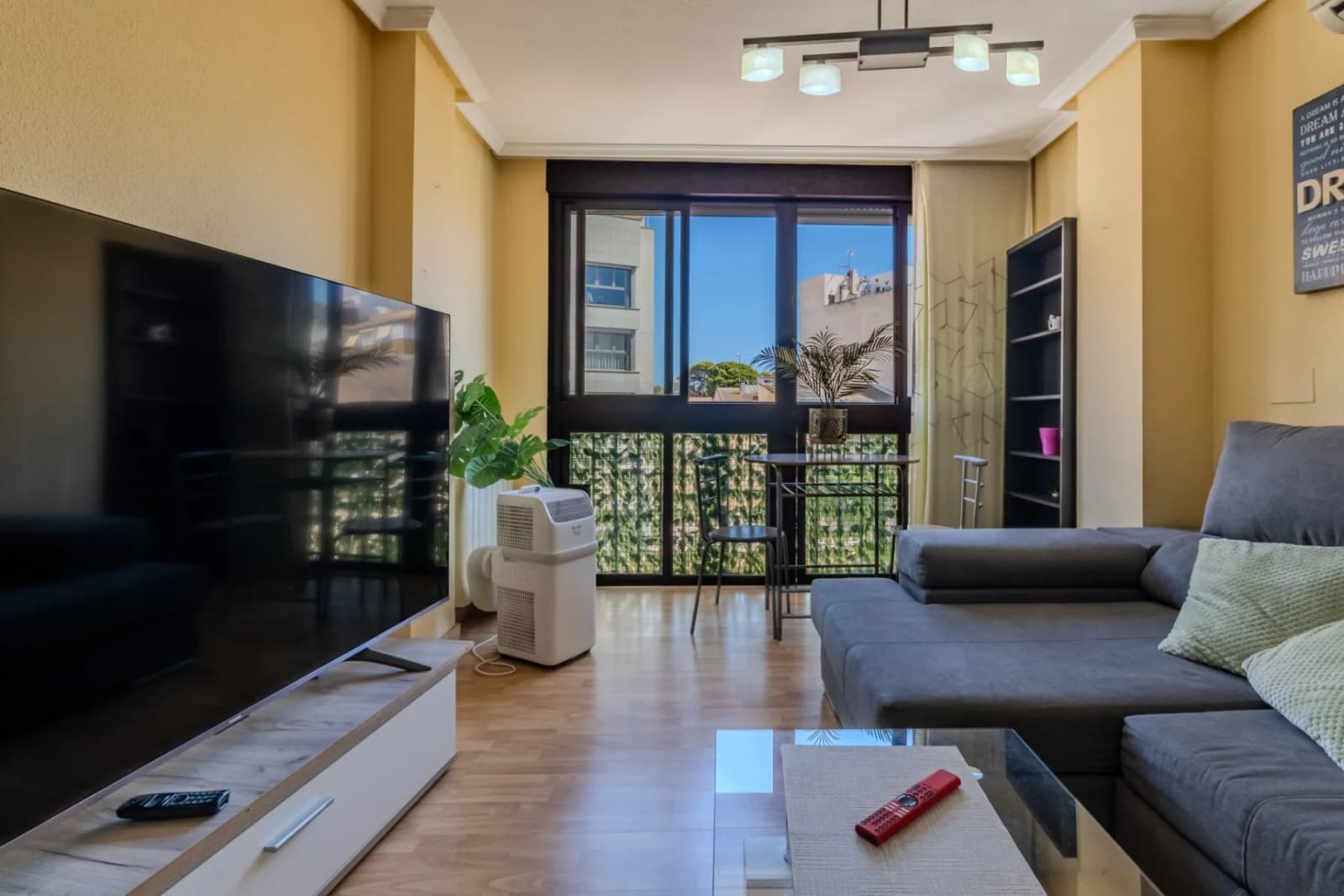 Apartment de 3 dormitorios en venta en Guardamar del Segura, Alicante - Image 2