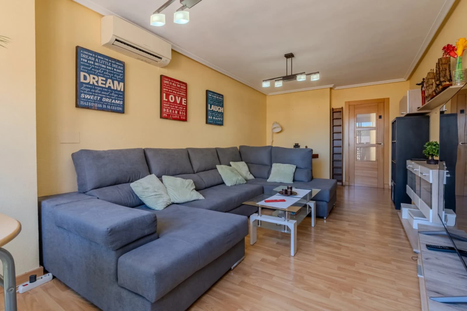 Apartment de 3 dormitorios en venta en Guardamar del Segura, Alicante - Image 4