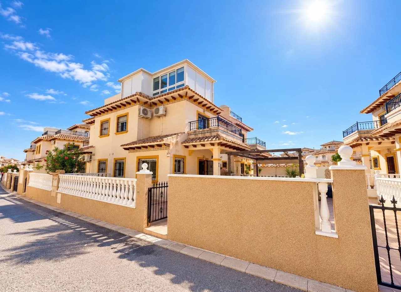 Townhouse de 3 dormitorios en venta en La Zenia, Alicante