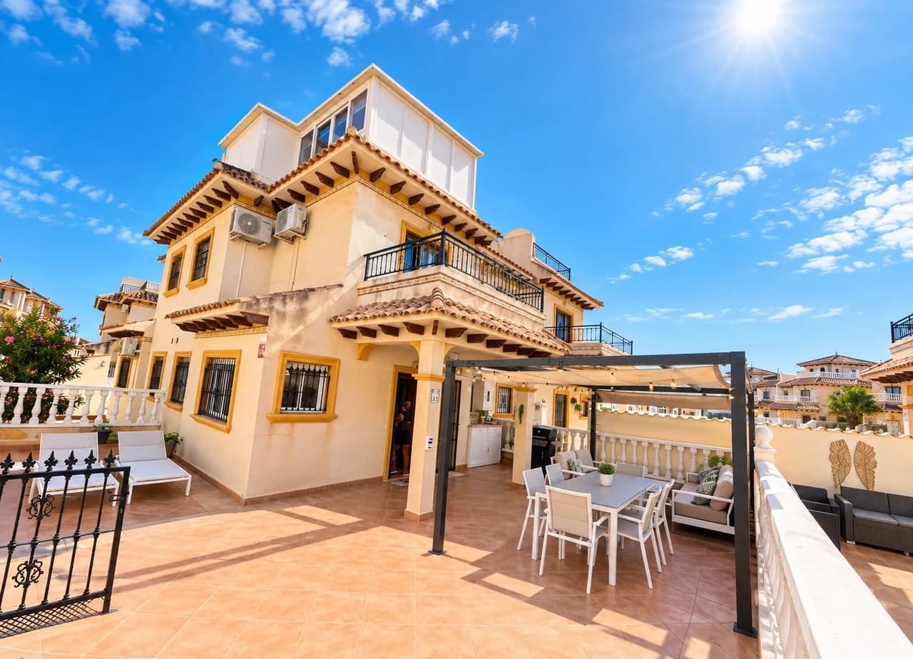 Townhouse de 3 dormitorios en venta en La Zenia, Alicante - Image 2