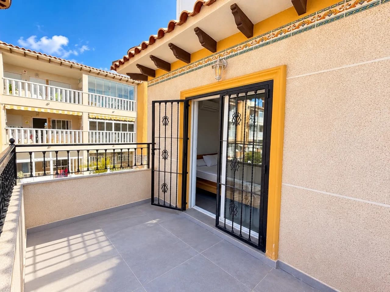 Townhouse de 3 dormitorios en venta en La Zenia, Alicante - Image 7