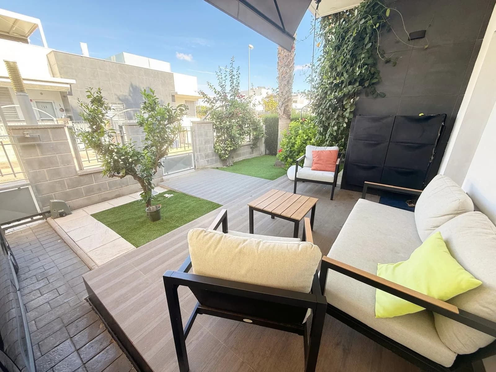 Bungalow de 2 dormitorios en venta en Ciudad Quesada, Alicante / Costa Blanca - Image 3