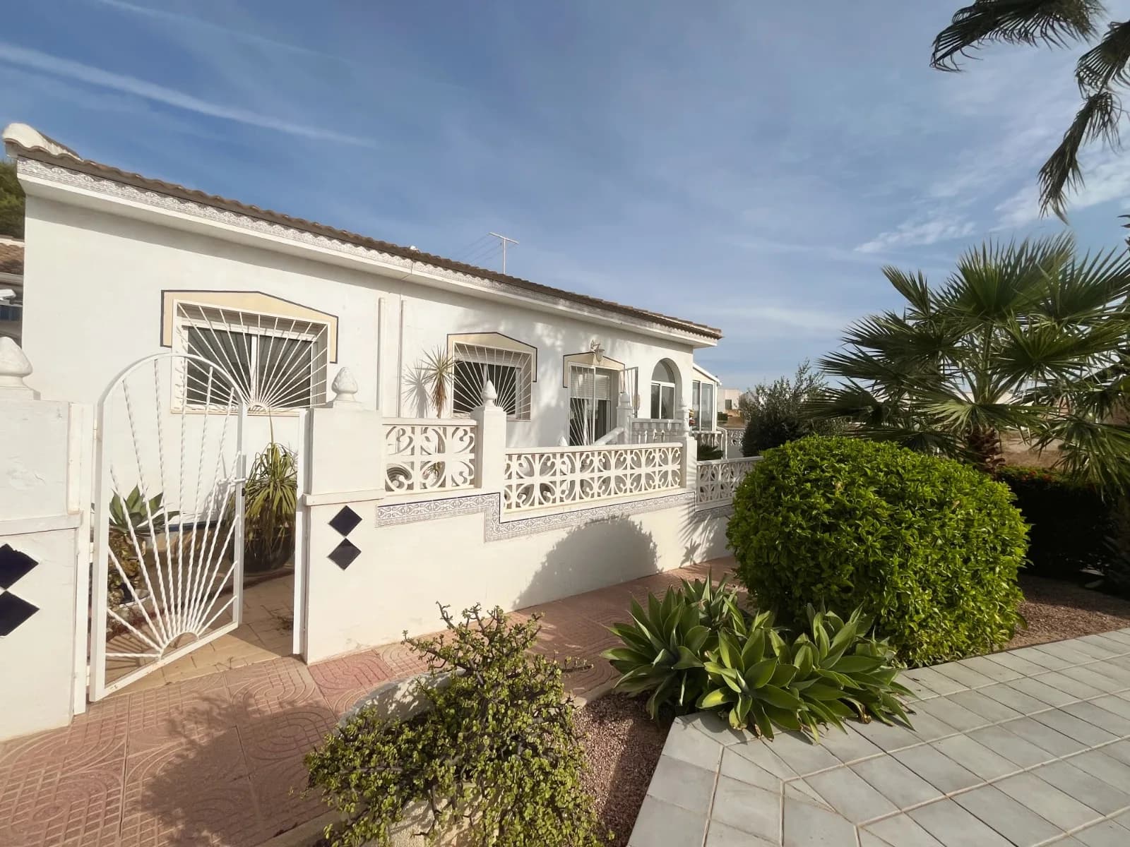 Bungalow de 3 dormitorios en venta en Ciudad Quesada, Alicante / Costa Blanca - Image 3
