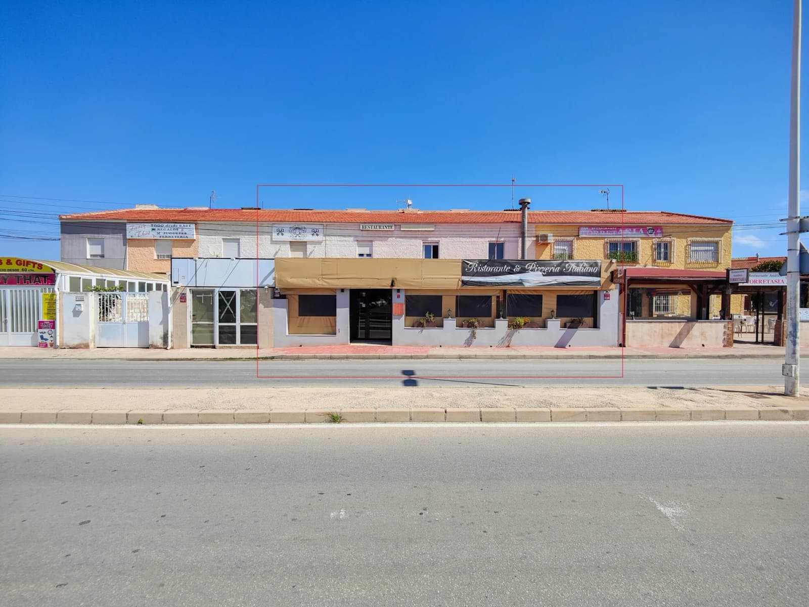 Commercial de 6 dormitorios en venta en Torrevieja, Alicante - Image 2