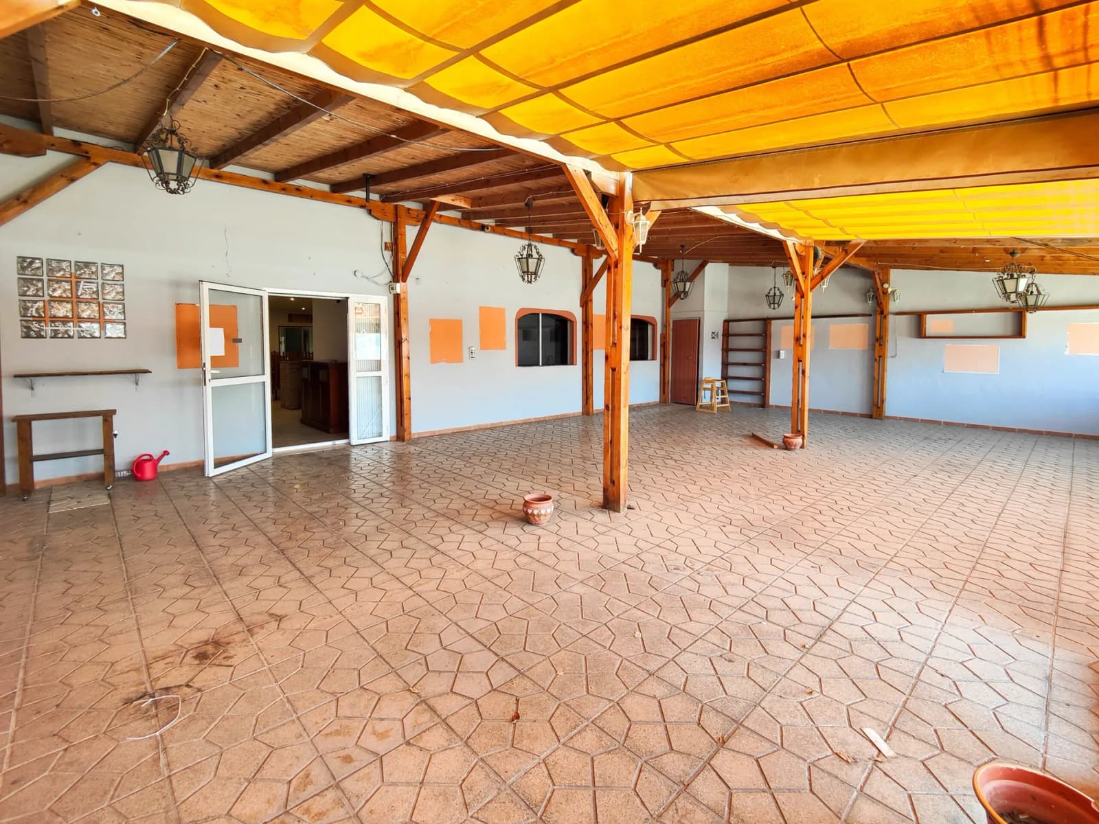 Commercial de 6 dormitorios en venta en Torrevieja, Alicante - Image 3