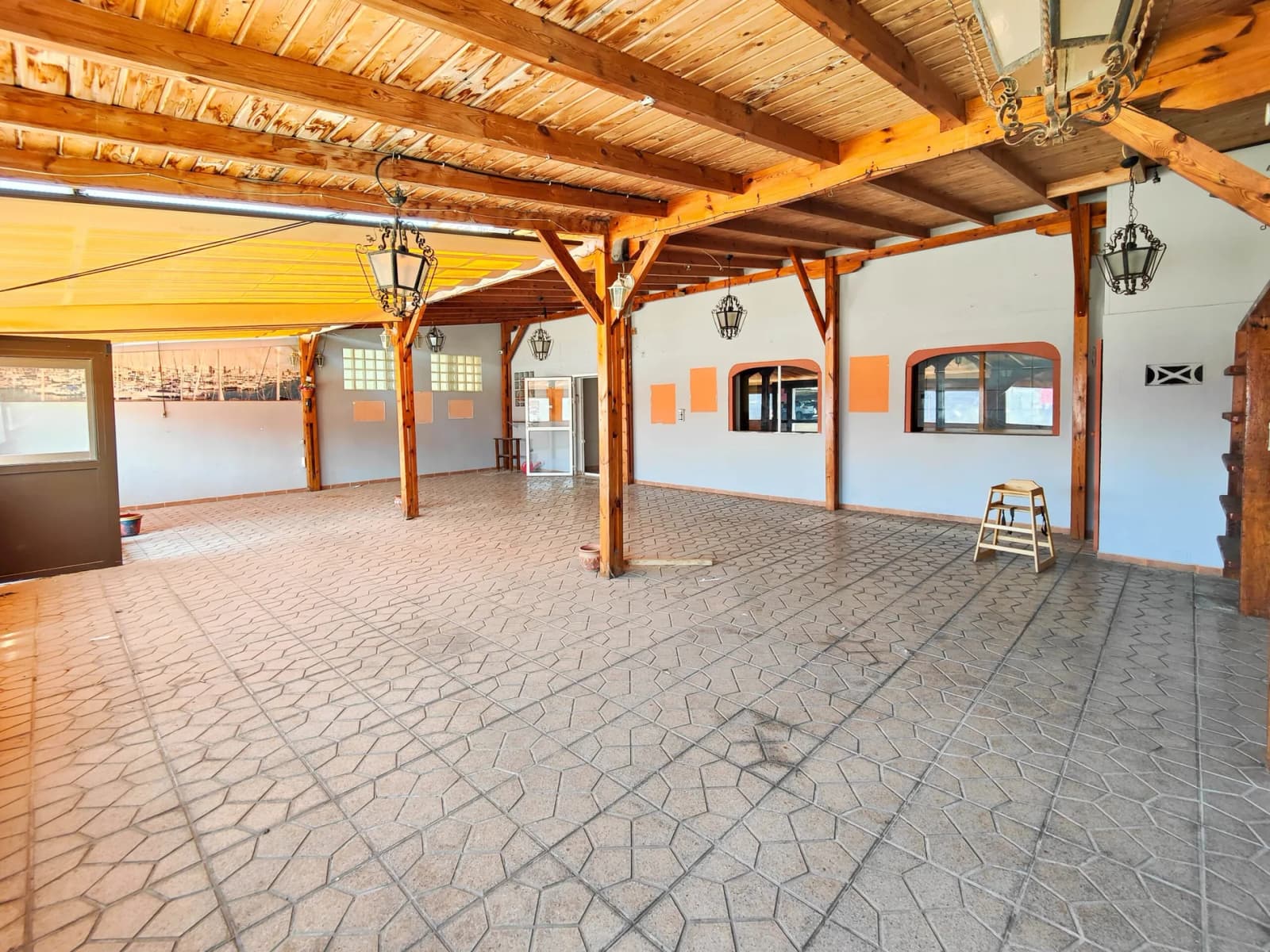 Commercial de 6 dormitorios en venta en Torrevieja, Alicante - Image 6