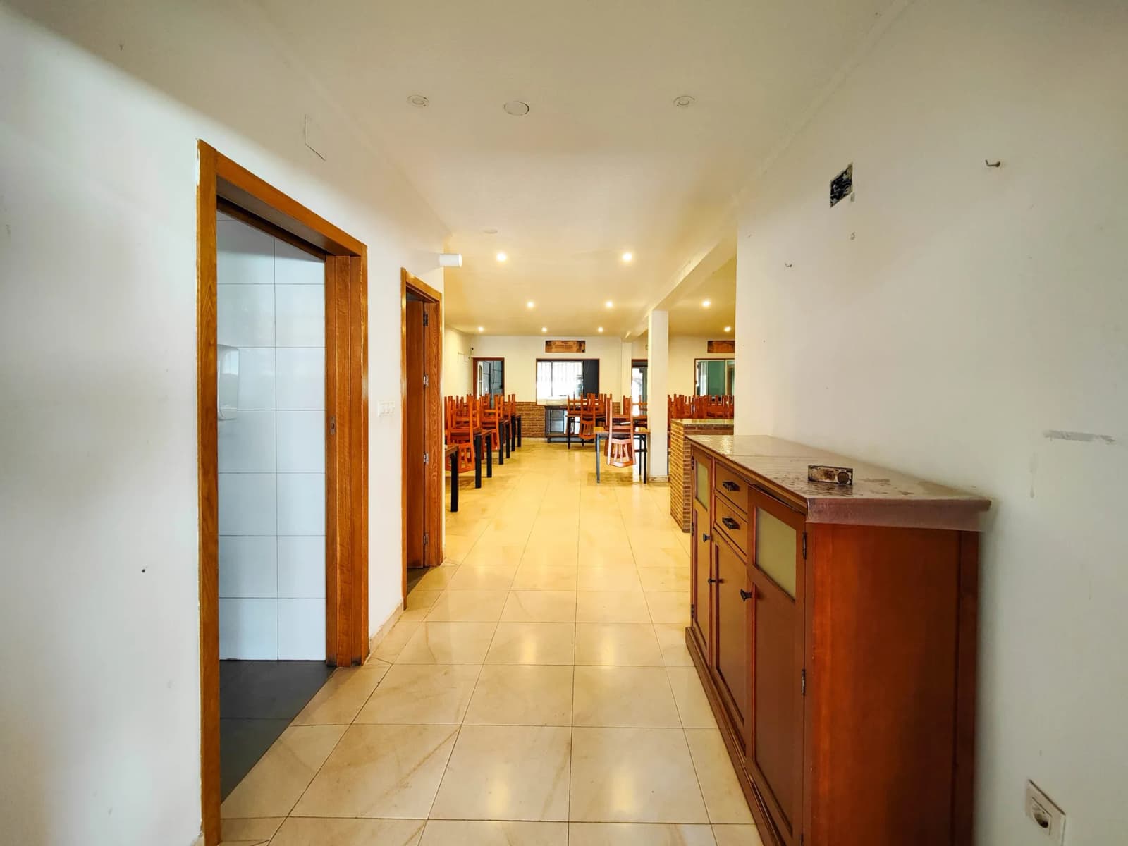 Commercial de 6 dormitorios en venta en Torrevieja, Alicante - Image 7