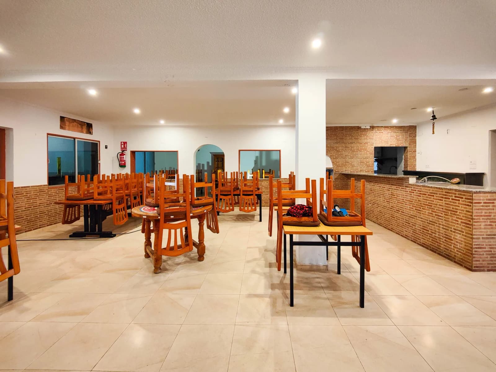 Commercial de 6 dormitorios en venta en Torrevieja, Alicante - Image 9