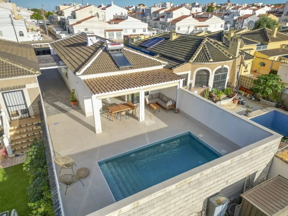 Villa de 3 dormitorios en venta en Torrevieja, Alicante