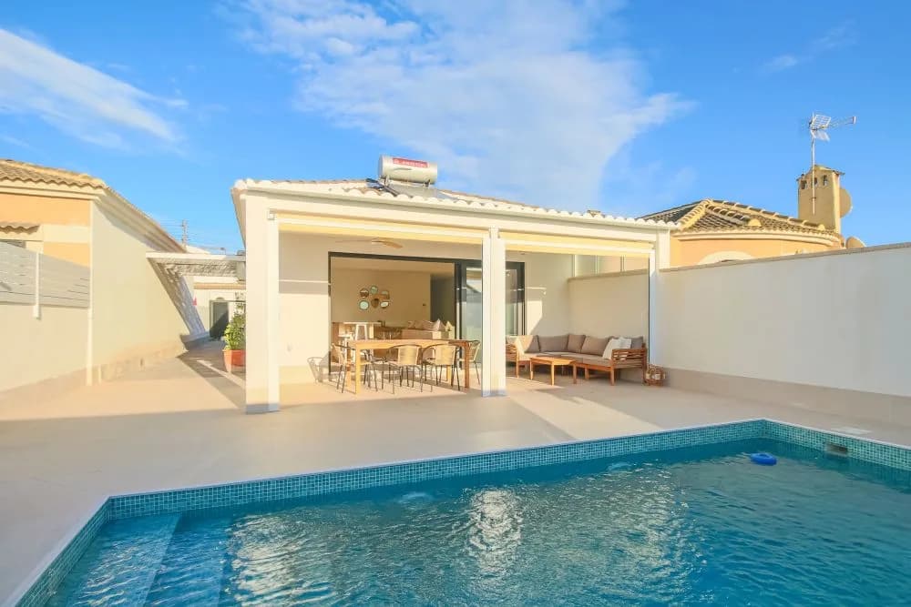 Villa de 3 dormitorios en venta en Torrevieja, Alicante - Image 2